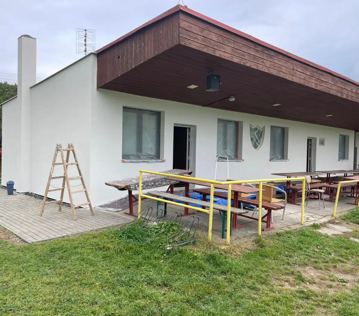 Rekonstrukce fasády kabin a střídaček za přsipění Středočeského kraje