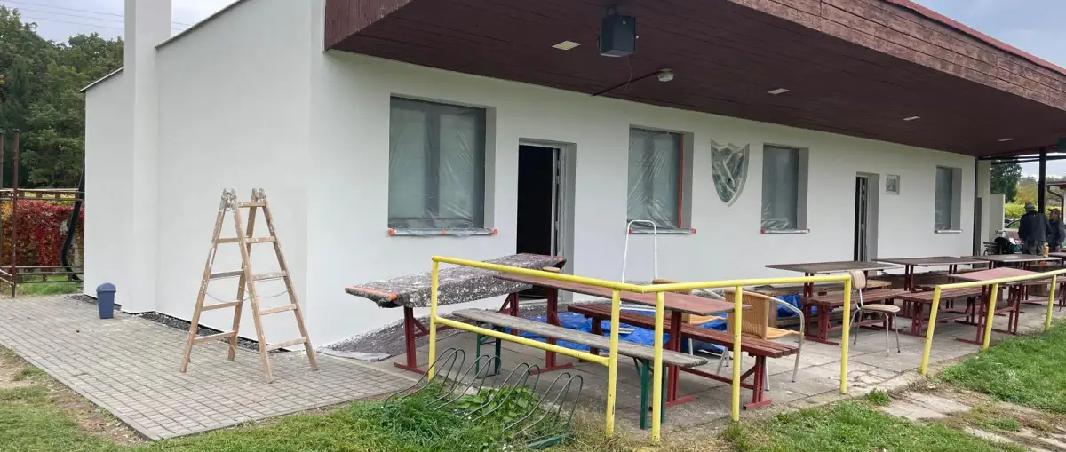 Rekonstrukce fasády kabin a střídaček za přsipění Středočeského kraje