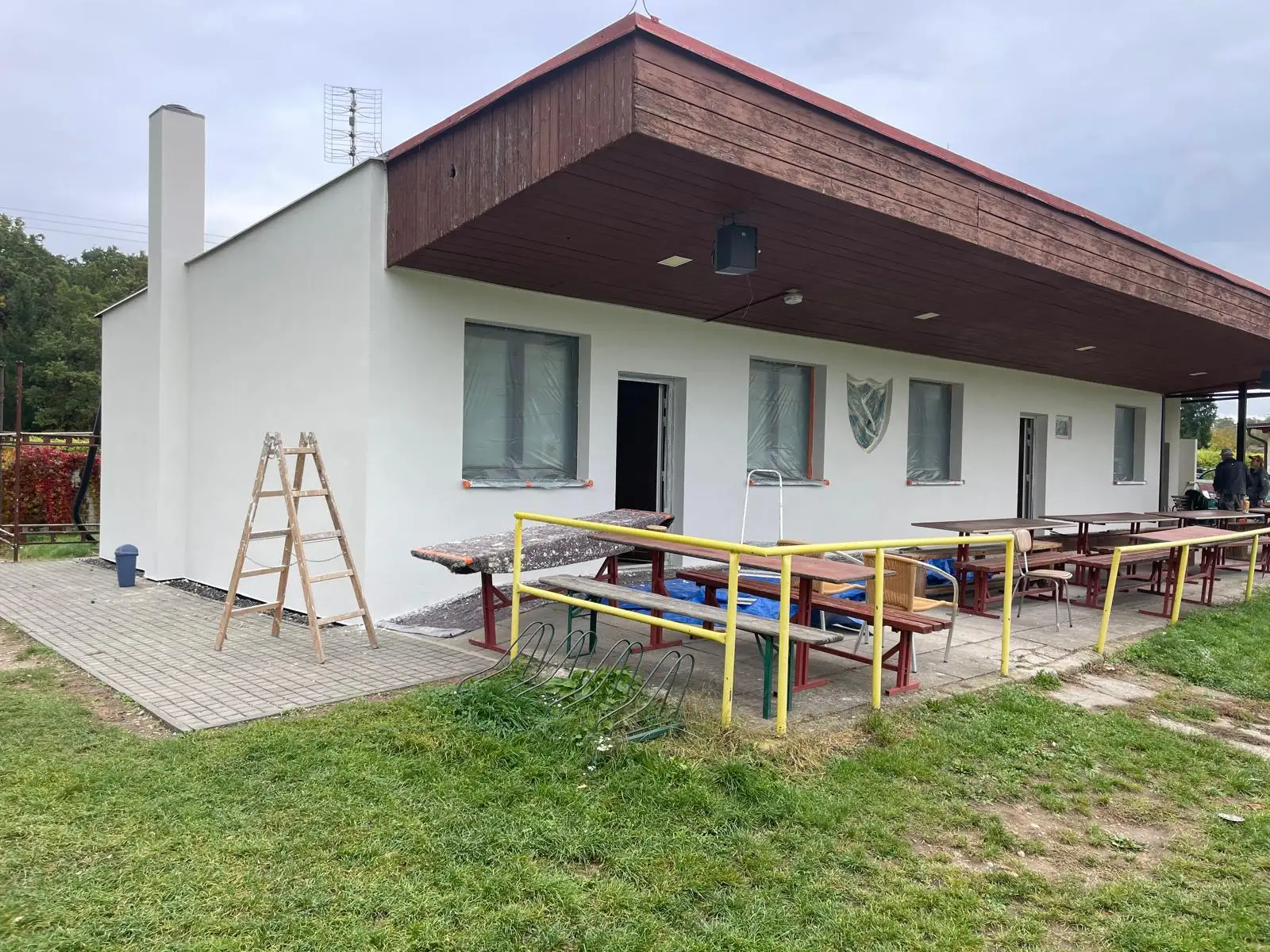 Rekonstrukce fasády kabin a střídaček za přsipění Středočeského kraje