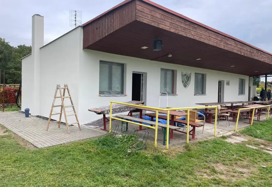 Rekonstrukce fasády kabin a střídaček za přsipění Středočeského kraje